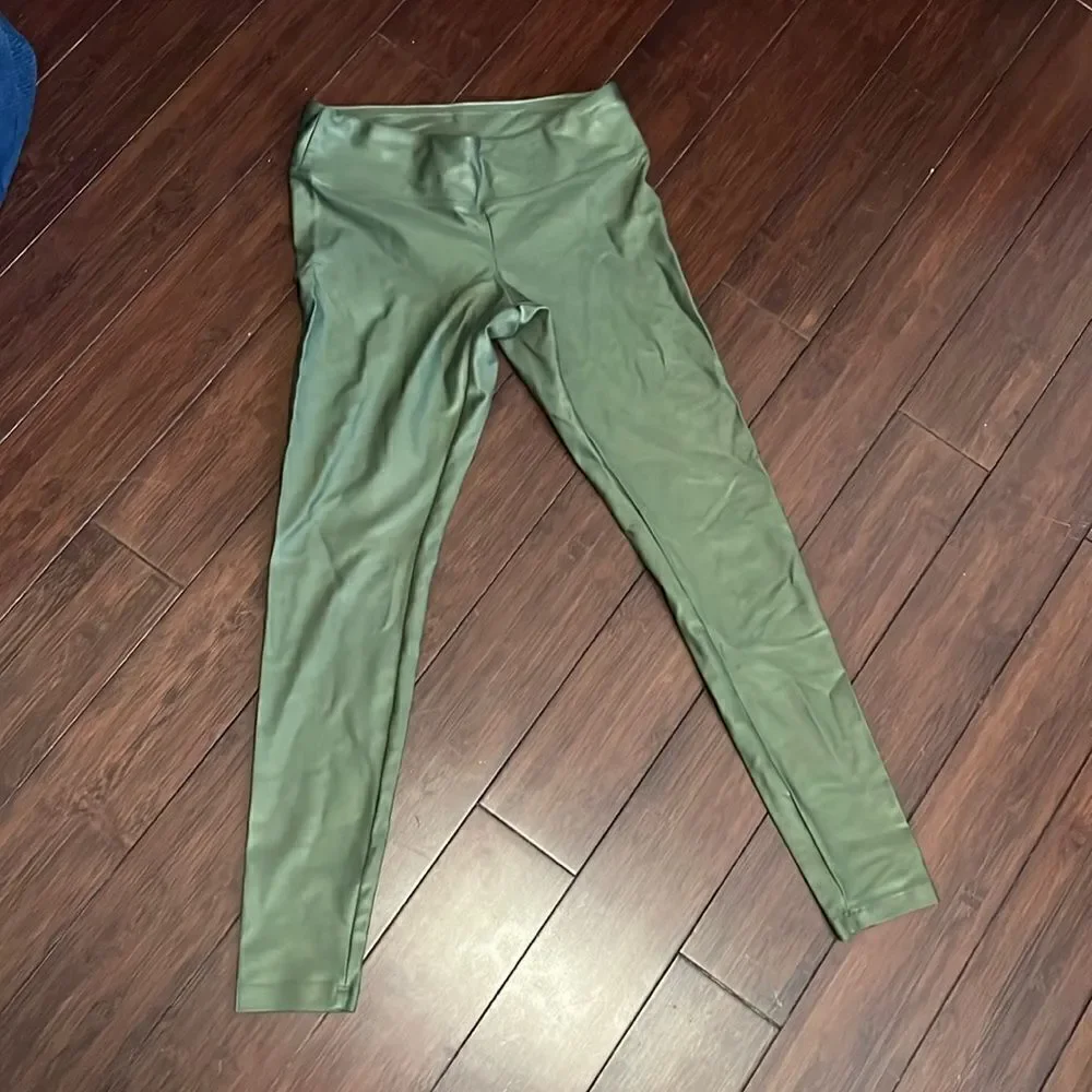 KORAL - High Rise Capri Legging - LIKE NEW - Size Medium